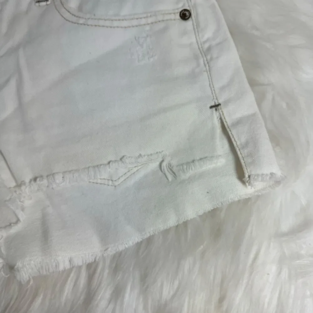 Free People White Distressed Denim Cutoff Shorts Sz‎ 27